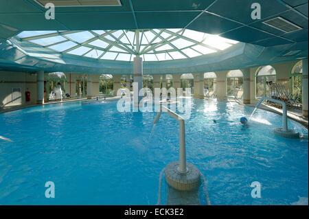 Francia, Var, Les Calanques residence, Les Issambres, talassoterapia Thermes Marins des Issambres, la piscina Foto Stock