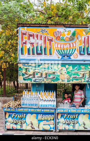 India, Nuova Delhi Nizamuddin Ovest quartiere musulmano, venditore di bevande e succhi di frutta Foto Stock