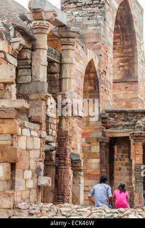 India, Nuova Delhi, il Qutab Minar complesso come elencati dall'UNESCO Patrimonio dell'Umanità dall'UNESCO, Madrasa dall'inizio del XIII secolo Foto Stock