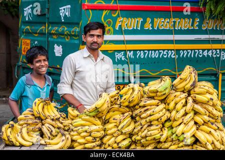 India, Nuova Delhi Saket district, Saket Mercato, fornitore di banana Foto Stock