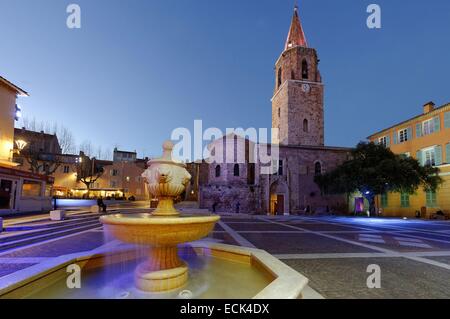 Francia, Var, Frejus, luogo Camille Formige, Saint Leonce la cattedrale e il Municipio Foto Stock