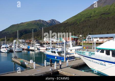 Stati Uniti, Alaska Kenai Peninsula, vista la mattina della Seward piccola barca porto con Marathon Mountain e Mount Benson in background Foto Stock