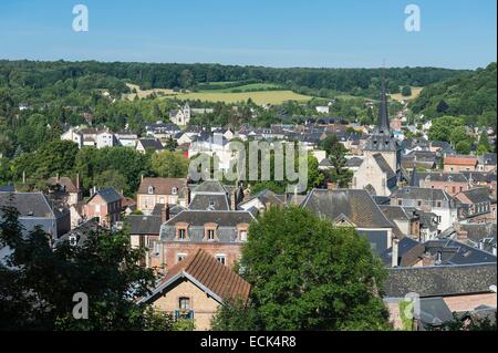 Francia, Eure, Brionne, vista panoramica sulla città e la chiesa di San Martino Foto Stock