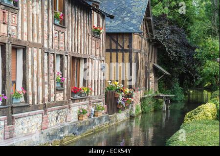 Francia, Eure, Cormeilles, vecchio essiccatore di lino lungo il fiume Calonne Foto Stock