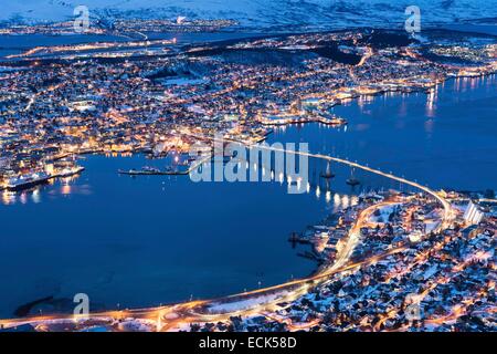 Norvegia, Lapponia, Troms, Tromso, la città al tramonto dal Monte Storsteinen Foto Stock