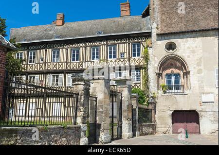 Francia, Eure, Le Neubourg, il vecchio castello, un castello medievale costruito intorno all'anno mille che divenne una roccaforte del ducato normanno nel Medioevo Foto Stock