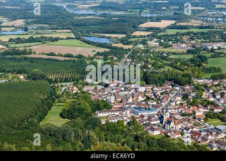 Francia, Indre, Mezieres en Brenne, il villaggio e stagni in La Brenne parco regionale (vista aerea) Foto Stock