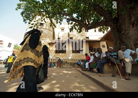 Il Kenya, l'arcipelago di Lamu, Lamu, Donna completamente neri passeggiata coperta dal Forte di Lamu Foto Stock