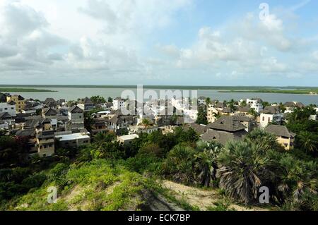 Il Kenya, l'arcipelago di Lamu, Lamu, Shela, vista sulla città e la spiaggia Foto Stock