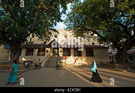 Il Kenya, l'arcipelago di Lamu, Lamu, Donna completamente neri passeggiata coperta dal Forte di Lamu Foto Stock