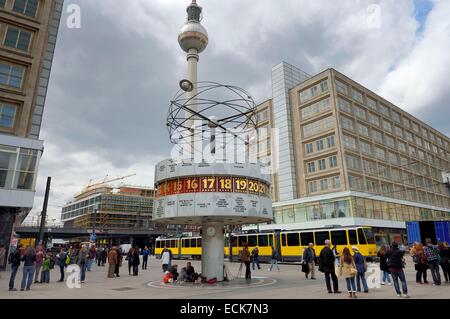 Germania, Berlino, Berlin-Mitte, Alexanderplatz, il Weltzeituhr (Worldtime Clock) e la torre della TV Foto Stock