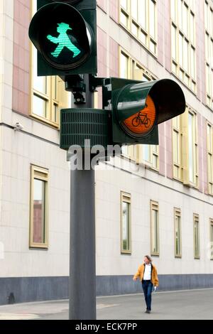 Germania, Berlino, Ampelmann, il rosso e il verde degli uomini sulle luci pedonale nella ex Repubblica democratica tedesca Foto Stock