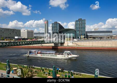 Germania, Berlino, Hauptbahnof stazione ferroviaria centrale dall'architetto Meinhard von Gerkan e le rive del fiume Spree Foto Stock