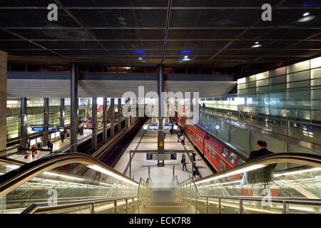 Germania, Berlino, Potsdamer Platz, l'accesso alla stazione della metropolitana U-Bahn e dalla stazione ferroviaria Foto Stock