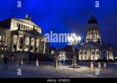 Germania, Berlino, quartiere Mitte, Gendarmenmarkt, il teatro Schauspielhaus (Konzerthaus) sinistra e chiesa francese a destra Foto Stock
