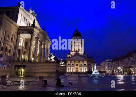 Germania, Berlino, quartiere Mitte, Gendarmenmarkt, il teatro Schauspielhaus (Konzerthaus) sinistra e chiesa francese a destra Foto Stock