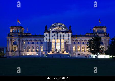 Germania, Berlino, il palazzo del Reichstag con il Bundestag tedesco(Parlement dal 1999) cupola di vetro dell'architetto Sir Norman Foster Foto Stock