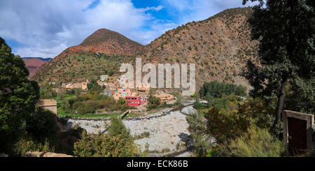 Panoramica orizzontale (2 foto) cucitura a vista di un villaggio Berbero in Ourika Valley in Alto Atlante Mountain Range. Foto Stock