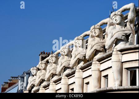 Francia, Parigi, edificio in corrispondenza della giunzione di Avenue Daumesnil e Rue de Rambouillet, statue Foto Stock