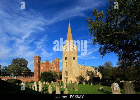 St Marys chiesa parrocchiale e Buckden Towers, Buckden village, Cambridgeshire; l'Inghilterra, Regno Unito Foto Stock