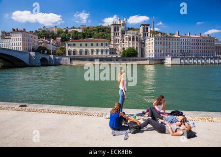 Francia, Rhone, Lione, storico sito elencato come patrimonio mondiale dall' UNESCO, il quartiere di Vieux Lyon, il ponte Bonaparte oltre la Saone, la Cattedrale di Saint Jean e la basilica di Notre Dame di FourviΦre poiché il quay Saint Antoine Foto Stock