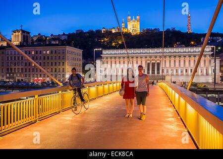 Francia, Rhone, Lione, storico sito elencato come patrimonio mondiale dall' UNESCO, gateway del Palazzo di Giustizia sulla Saone collegando il quartiere Cordeliers con il distretto di Vieux Lyon, vista di Notre Dame de Fourviere Foto Stock