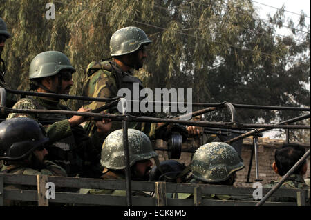 Peshawar. Xvi Dec, 2014. Il pakistan le forze di sicurezza di prendere parte a un'operazione seguente banditi militante di attacco a una scuola nel nord-ovest del Pakistan a Peshawar, Dic 16, 2014. Almeno 126 persone sono state uccise quando un gruppo di militanti ha lanciato un attacco contro un esercito-run scuola pubblica a Peshawar in Pakistan nordoccidentale, Khyber Pakhtunkhwa Provincia martedì mattina, secondo un portavoce del governo. Credito: Umar Qayyum/Xinhua/Alamy Live News Foto Stock