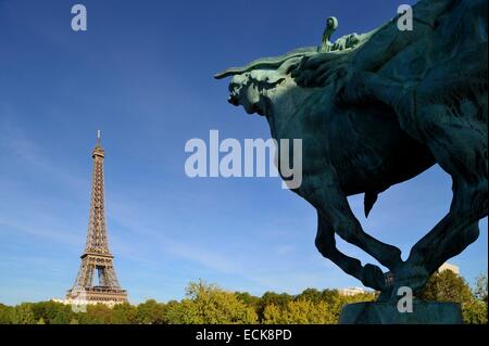 Francia, Parigi, Pont Bir-Hakeim, statua equestre, simbolo del redivivo Francia dallo scultore Wederlink e Torre Eiffel Foto Stock