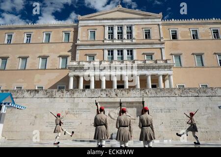 La Grecia, Attica, Atene, Piazza Syntagma, il cambio della guardia da Evzones Guardia Presidenziale presso la tomba del milite ignoto di fronte al Parlamento europeo viene effettuato ogni ora Foto Stock