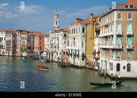 Vista del Canal Grande dal Ponte di Rialto Venezia Italia Foto Stock