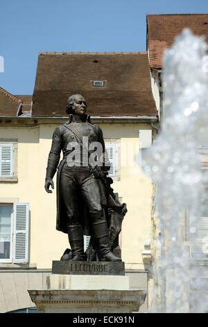Francia, Giura, Lons le saunier, statua del generale Lecourbe, getti d'acqua Foto Stock