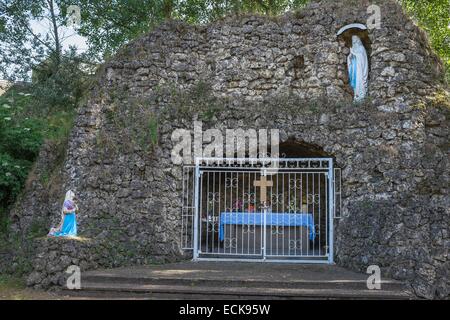Francia, della Mosella, Freyming Merlebach, Saint Maurice chiesa, Merlebach Grotta Grotta di Lourdes replica Foto Stock