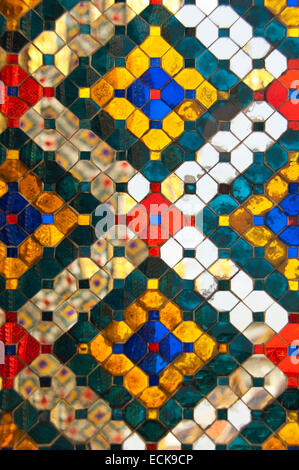 Verticale di chiusura del mirroring di mosaici di decorazione in Grand Palace di Bangkok. Foto Stock