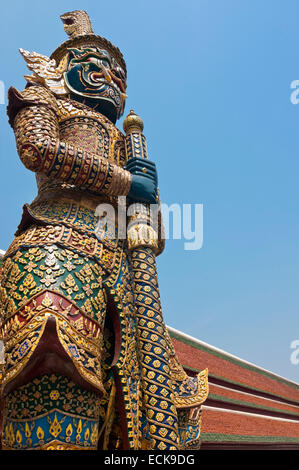 Chiudere verticale fino ad una fantastica Yaksha statua a guardia di un gateway al Grand Palace di Bangkok. Foto Stock