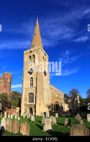 St Marys chiesa parrocchiale e Buckden Towers, Buckden village, Cambridgeshire; l'Inghilterra, Regno Unito Foto Stock