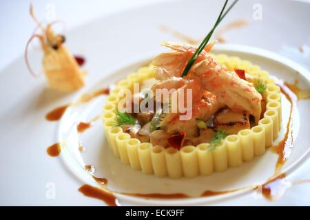 Francia, Bouches du Rhone, Arles, Hotel Jules Cesar, ristorante Lou Marques, scampi e animelle di vitello fricassea, fava Provence fragrante lime, tagliato a dadini patate fingerling con il granchio Foto Stock