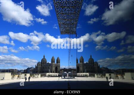 Francia, Bouches du Rhone, Marsiglia, area euromediterranea, MuCEM museo della civiltà in Europa e nel Mediterraneo, R. Ricciotti e R. Charta architetti , la cattedrale principale monumento storico in background Foto Stock