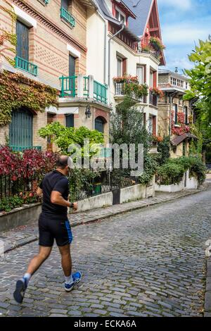 Francia, Paris, Parc Montsouris distretto, Montsouris Square, vicolo lastricato rivestiti con le case costruite in interwar periodo, in stile liberty e art deco style Foto Stock