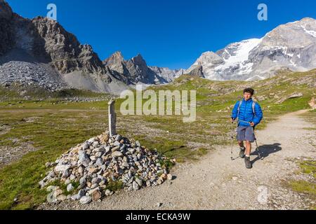 Francia, Savoie, Pralognan La Vanoise, il Parc National de la Vanoise, Col (percorso) de la Vanoise con una vista della Grande casse (3855m) Foto Stock