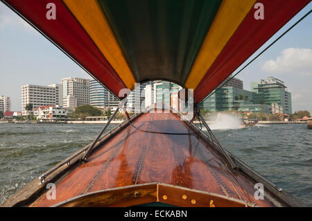 Riverscape orizzontale da una barca lungo il fiume Chao Phraya in Bangkok. Foto Stock