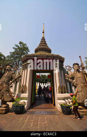 Vista verticale di uno dei gateway ornamentali a Wat Pho a Bangkok. Foto Stock