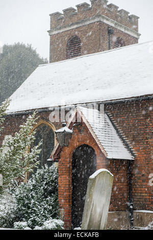 Un villaggio chiesa nella neve, Teddington parrocchia, a sud ovest di Londra Foto Stock