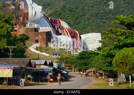 Myanmar (Birmania), Stato Mon, Mawlamyine (Moulmein) frazioni, Win Sein Taw Ya tempio più grande del mondo di Buddha reclinato Foto Stock