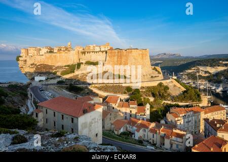 In Francia, in Corse-du-Sud, Bonifacio, la città vecchia o Città Alta arroccato su scogliere calcaree più di 60 metri di altezza, lo Etendard bastion Foto Stock