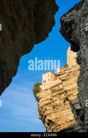 In Francia, in Corse-du-Sud, Bonifacio, la città vecchia o Città Alta arroccato su scogliere calcaree più di 60 metri di altezza Foto Stock