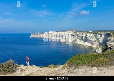 In Francia, in Corse-du-Sud, Bonifacio, la città vecchia o Città Alta arroccato su scogliere calcaree più di 60 metri di altezza, vista da Campu di percorso Rumanilu Foto Stock