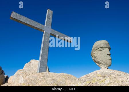 Francia, Haute-Corse, escursionismo sulla GR 20, variante della gamba tra prati e rifugio e Capannelle rifugio attraverso Monte Renoso (o il Monte Rinosu o Renosu), testa di moro, emblema della Corsica, sulla sommità del Monte Renoso (alt: 2352m) Foto Stock