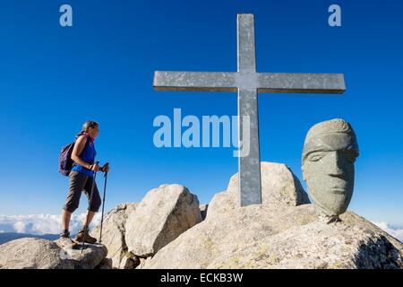 Francia, Haute-Corse, escursionismo sulla GR 20, variante della gamba tra prati e rifugio e Capannelle rifugio attraverso Monte Renoso (o il Monte Rinosu o Renosu), testa di moro, emblema della Corsica, sulla sommità del Monte Renoso (alt: 2352m) Foto Stock
