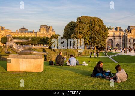 Francia, Parigi, zona elencata come patrimonio mondiale dall'UNESCO, la giostra giardini, statue e Mayol Louvre in background Foto Stock