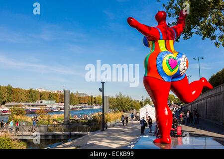 Francia, Parigi, zona elencata come patrimonio mondiale dall UNESCO, il nuovo Berges, il Quai d'Orsay, i giardini galleggianti e una statua di Niki de Saint Phalle (Nana Danseuse (Rouge d'Orient - Bloum) û 1995) Foto Stock